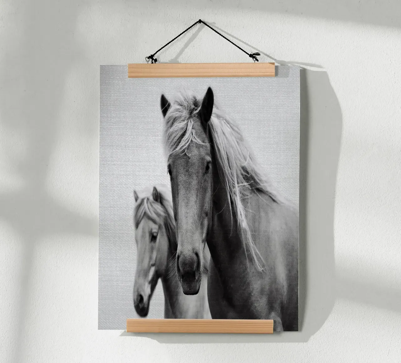 Cavalli in bianco e nero poster con telaio in legno da Eldon S Kiser