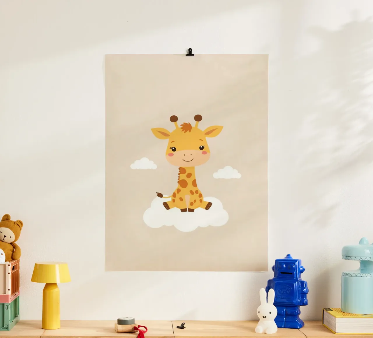 Carino cartone animato Giraffa seduto su una nuvola poster da DesignDoodle