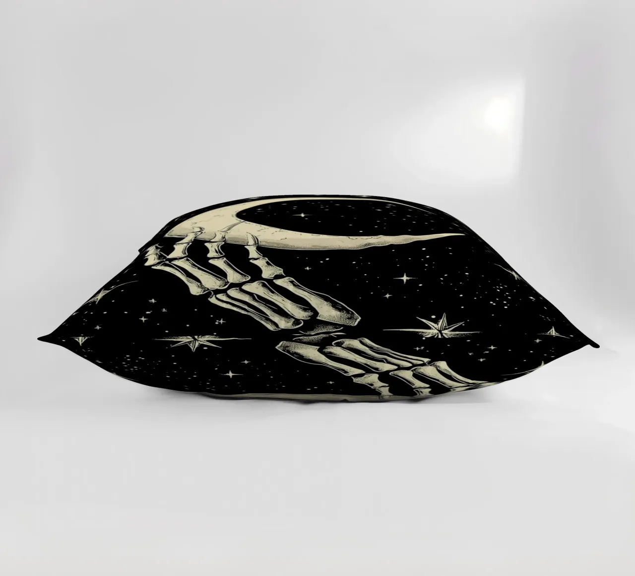 Mano di scheletro con luna crescente nel cosmo cuscino da pixelbull - medieval art and more