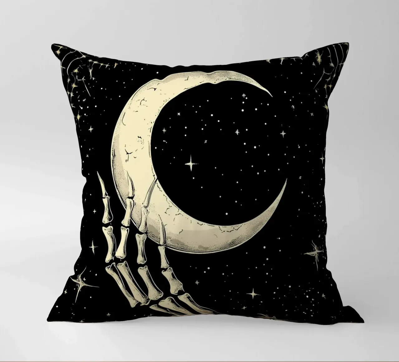 Mano di scheletro con luna crescente nel cosmo cuscino da pixelbull - medieval art and more