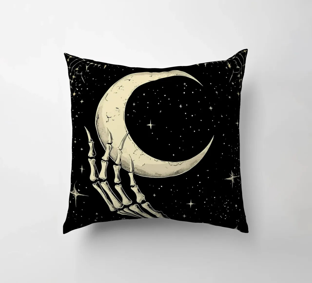 Mano di scheletro con luna crescente nel cosmo cuscino da pixelbull - medieval art and more