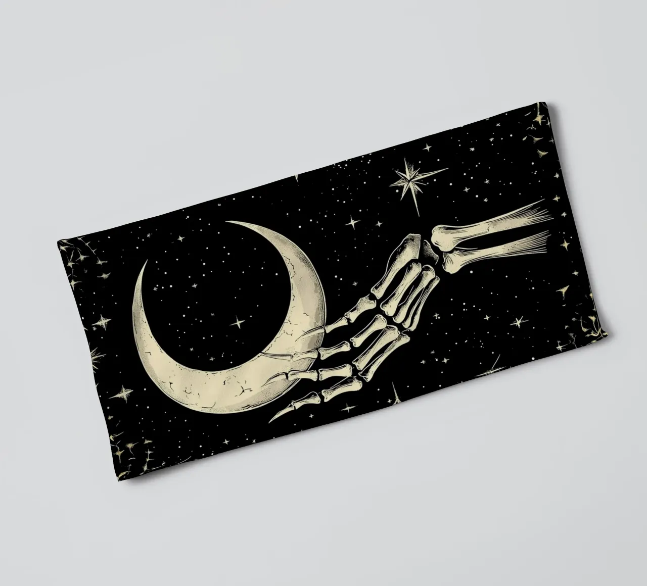 Mano di scheletro con luna crescente nel cosmo asciugamano da bagno da pixelbull - medieval art and more