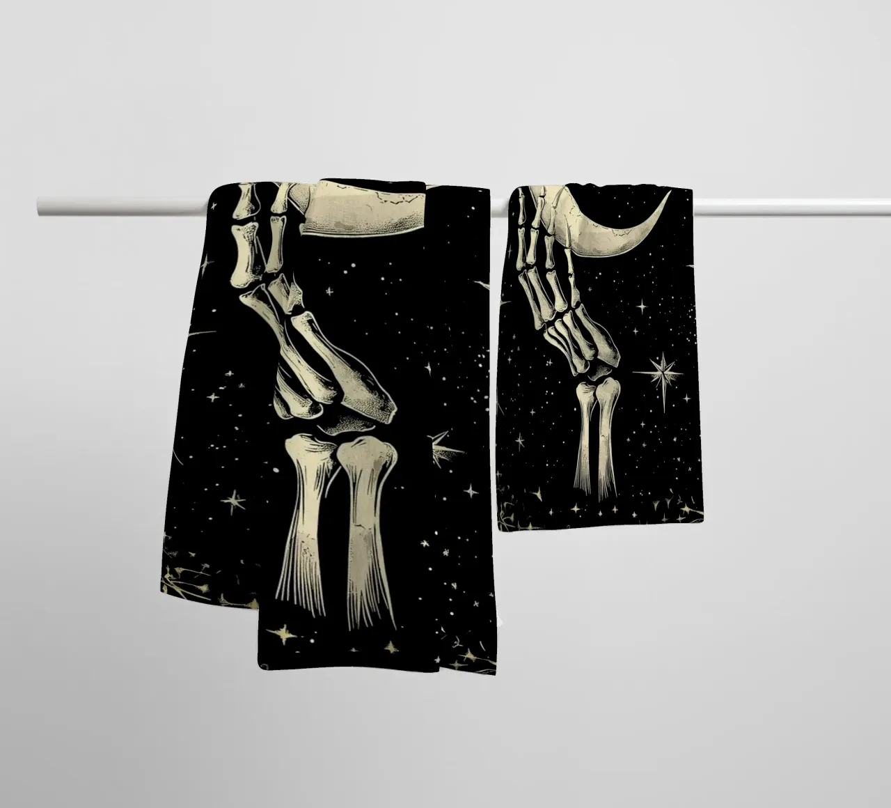 Mano di scheletro con luna crescente nel cosmo asciugamano da bagno da pixelbull - medieval art and more