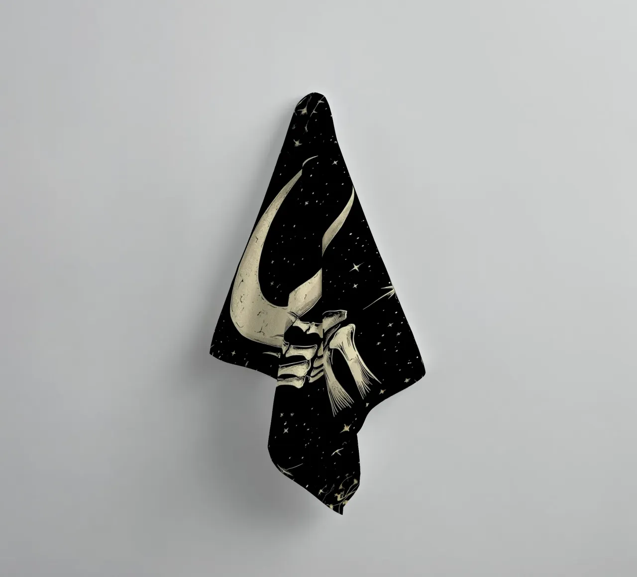 Mano di scheletro con luna crescente nel cosmo asciugamano da bagno da pixelbull - medieval art and more