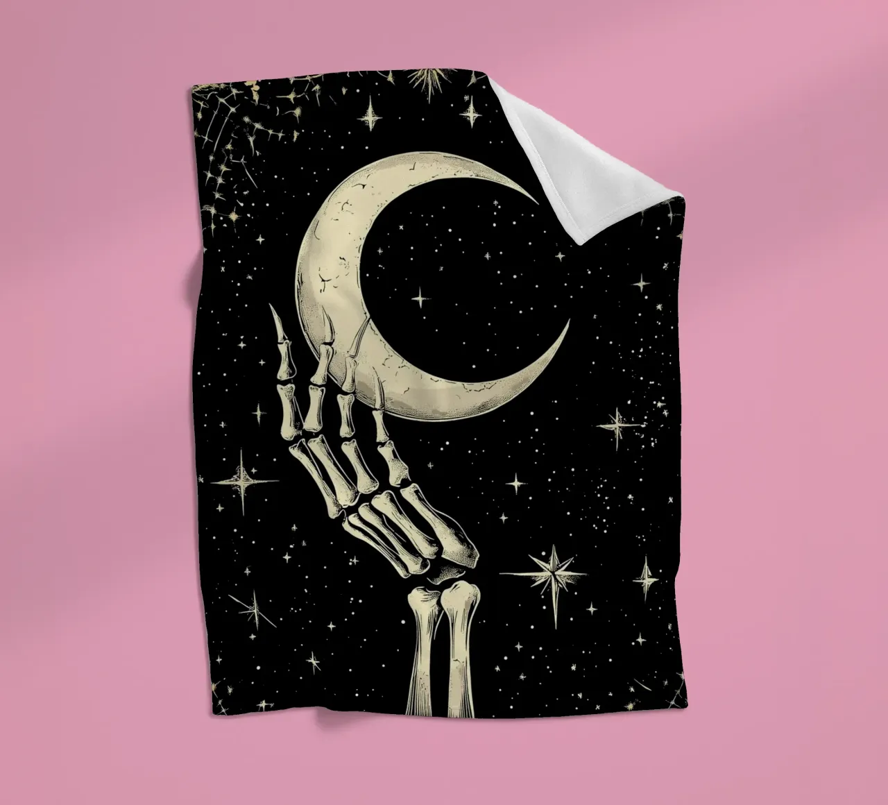 Mano di scheletro con luna crescente nel cosmo coperta in pile da pixelbull - medieval art and more