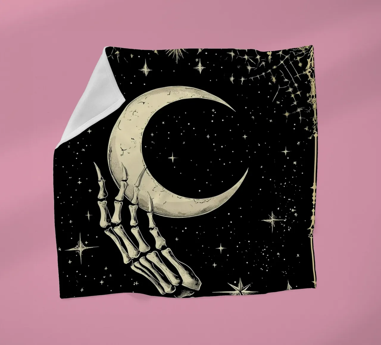 Mano di scheletro con luna crescente nel cosmo coperta in pile da pixelbull - medieval art and more