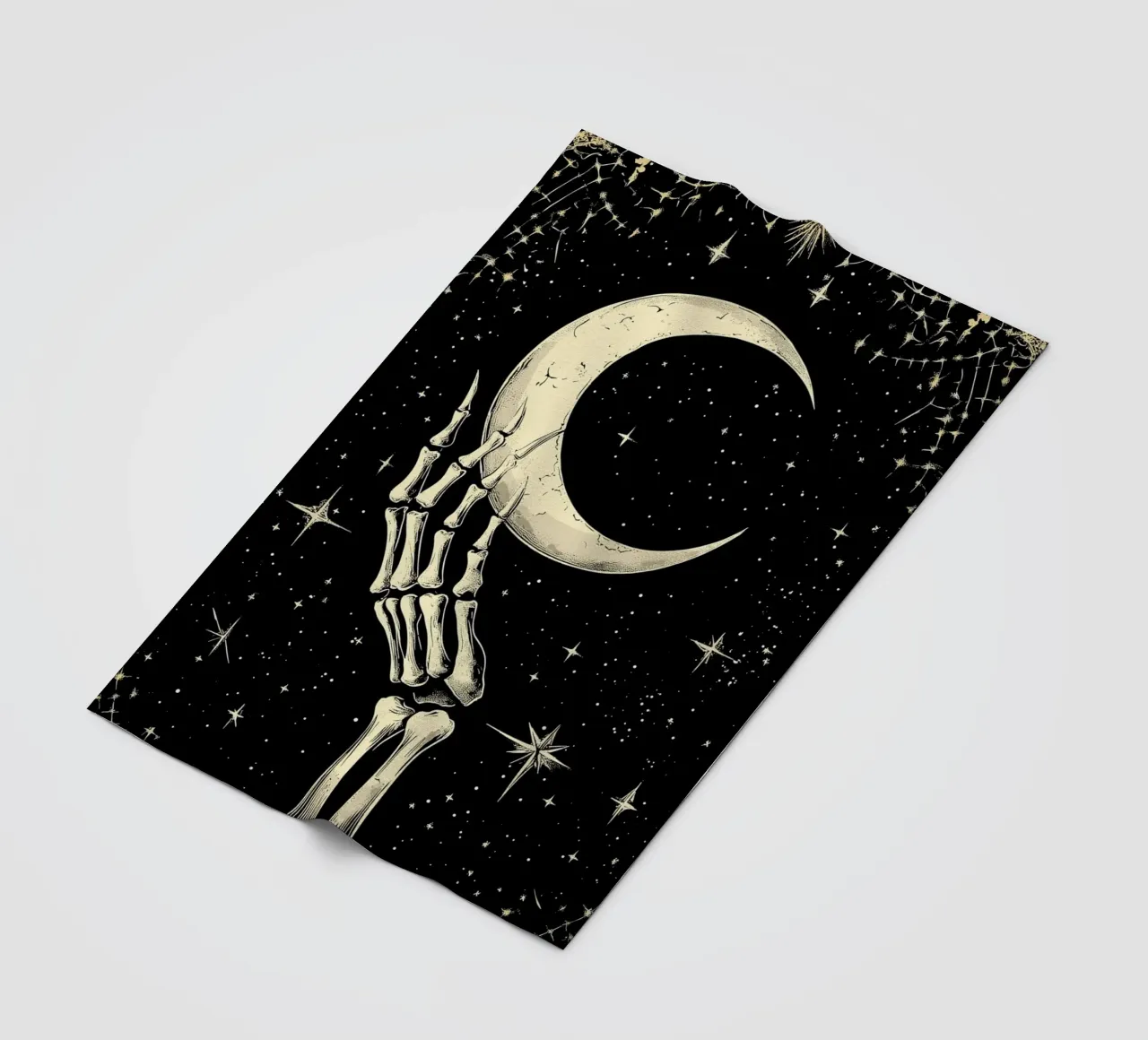 Mano di scheletro con luna crescente nel cosmo coperta in pile da pixelbull - medieval art and more
