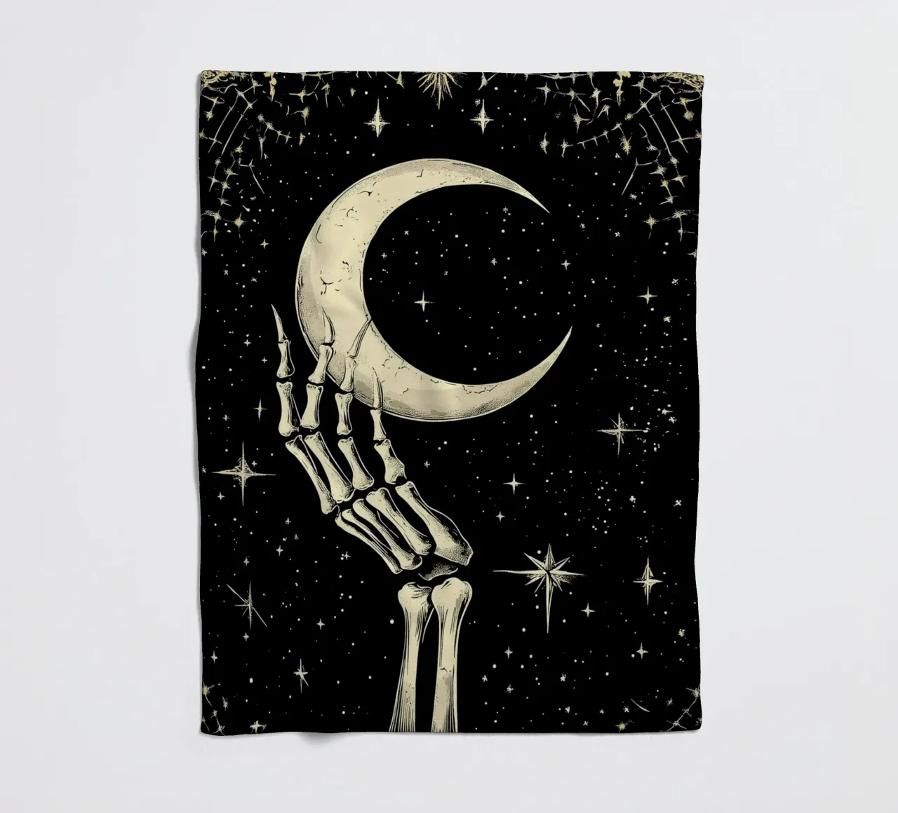 Mano di scheletro con luna crescente nel cosmo coperta in pile da pixelbull - medieval art and more