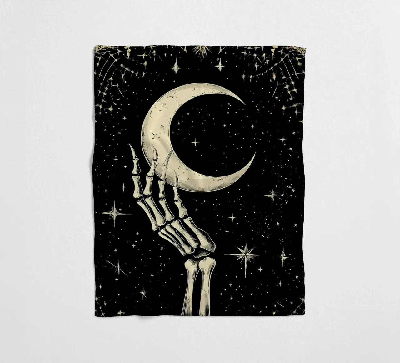 Mano di scheletro con luna crescente nel cosmo coperta in pile da pixelbull - medieval art and more