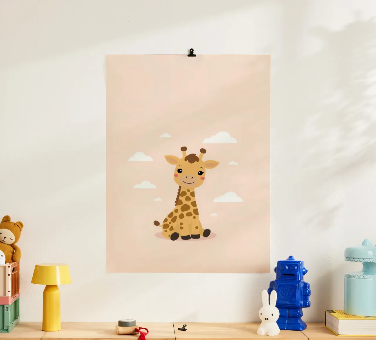 Carino Felice Cartoon Giraffa seduto con le nuvole poster da DesignDoodle