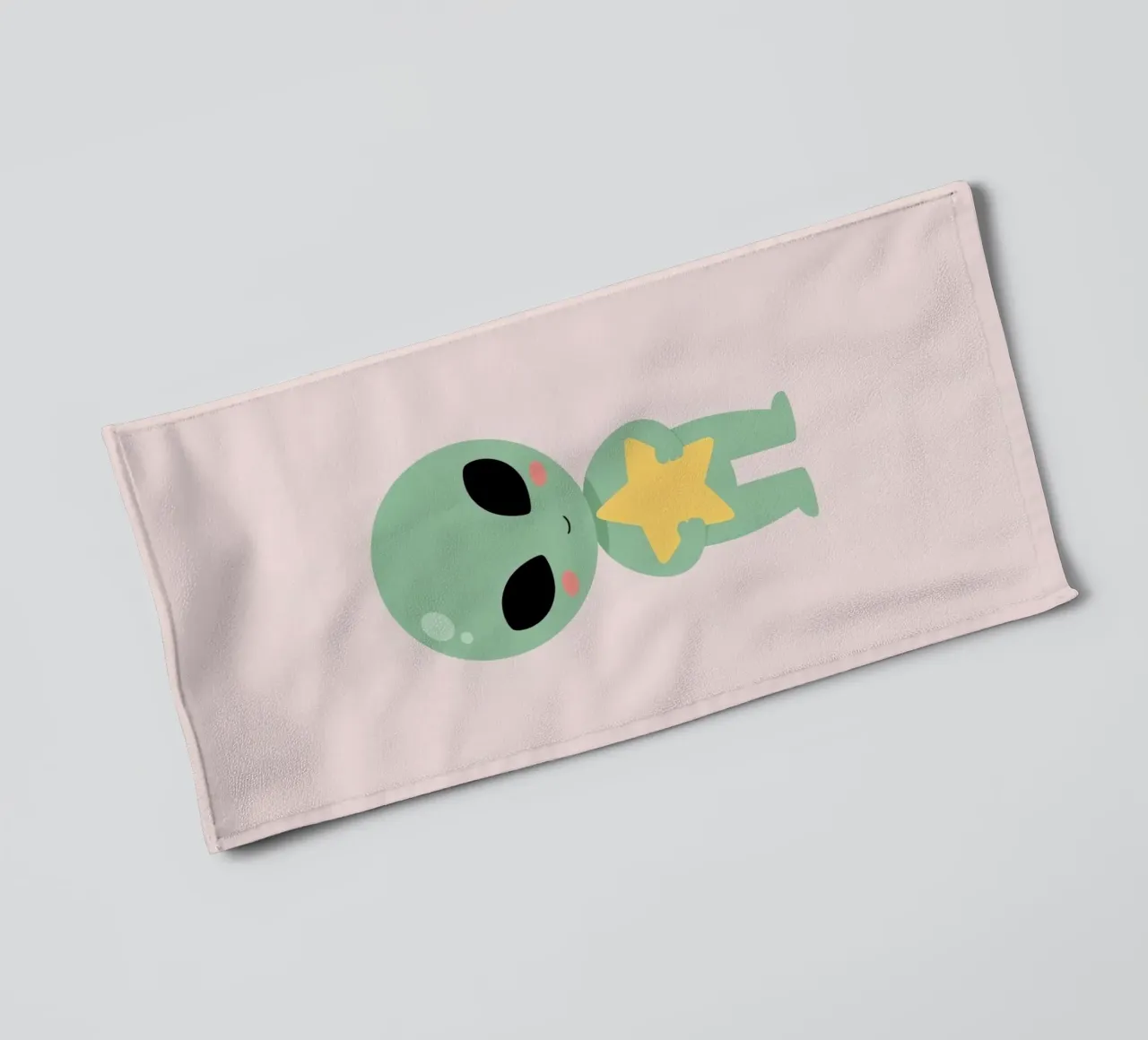Mignon dessin animé Alien vert tenant une étoile jaune serviette de bain de DesignDoodle