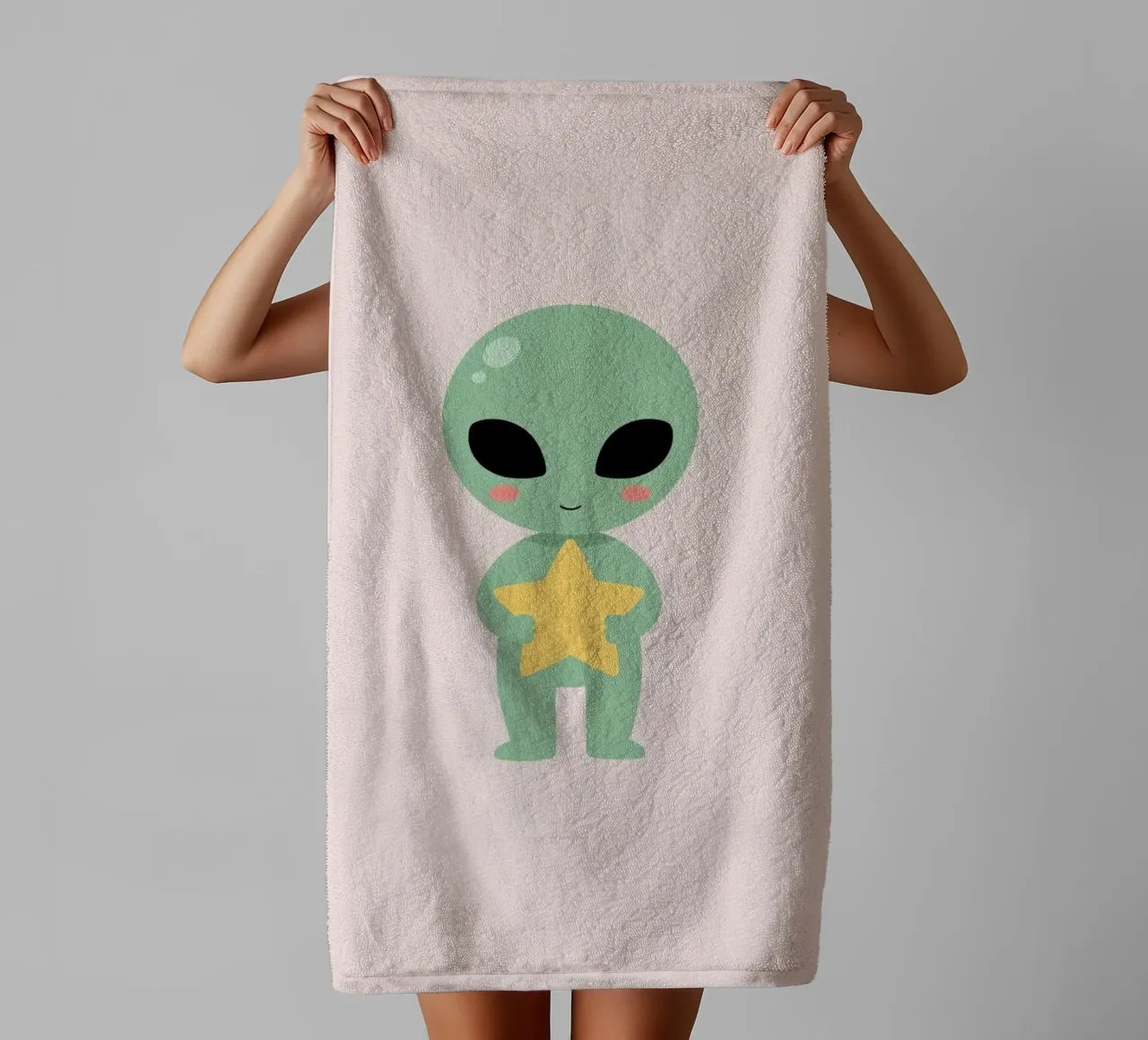 Mignon dessin animé Alien vert tenant une étoile jaune serviette de bain de DesignDoodle