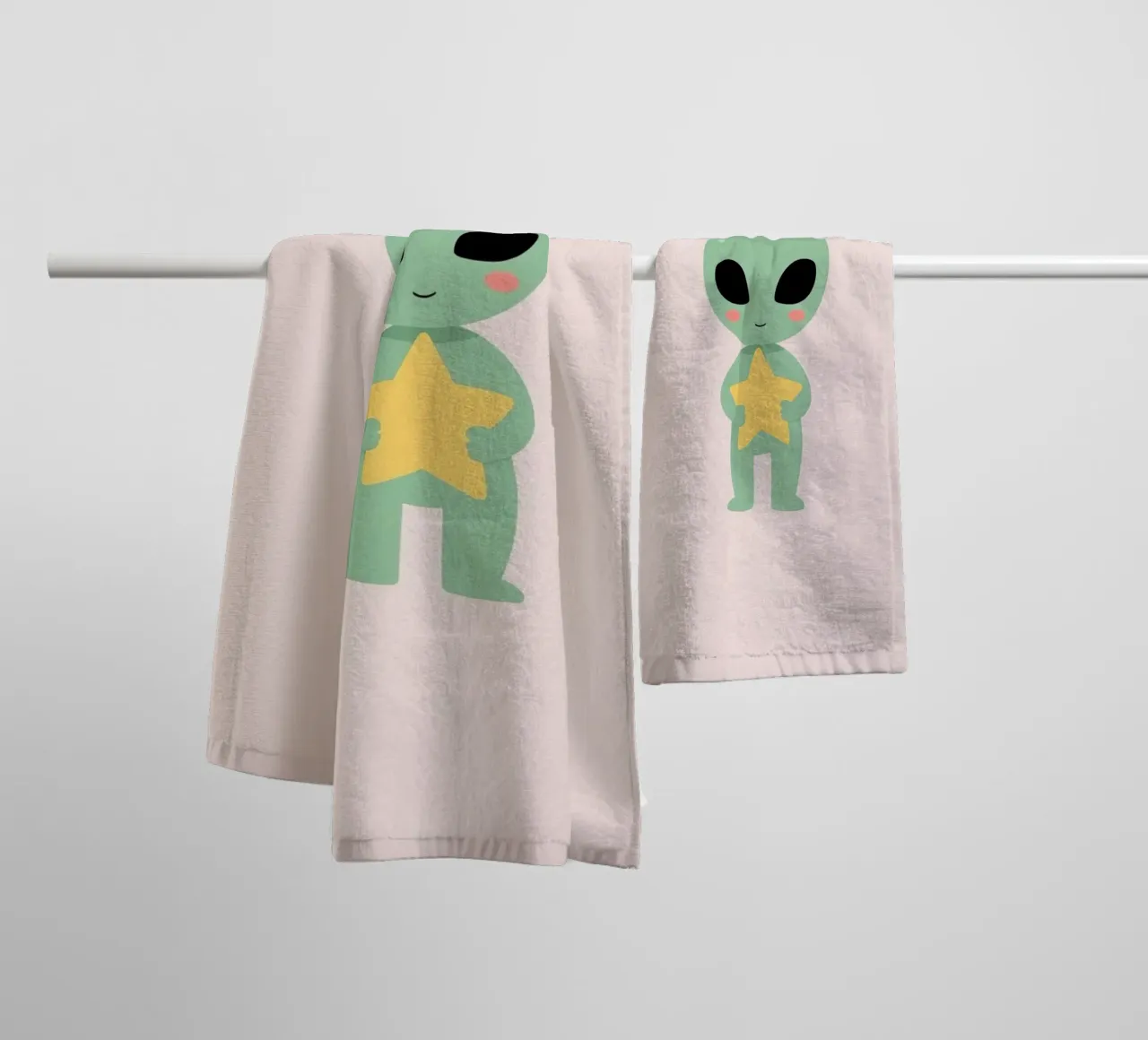 Mignon dessin animé Alien vert tenant une étoile jaune serviette de bain de DesignDoodle