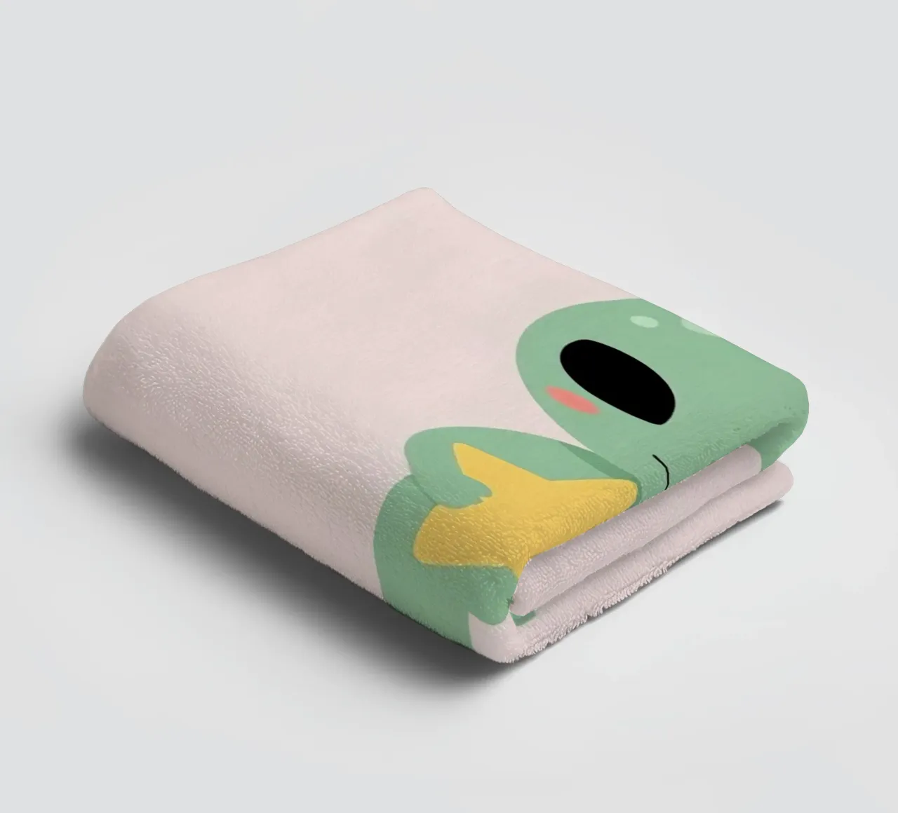 Mignon dessin animé Alien vert tenant une étoile jaune serviette de bain de DesignDoodle