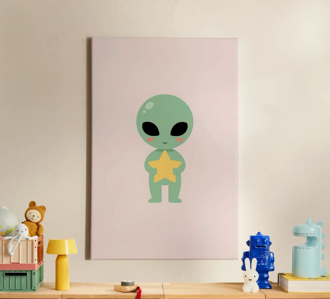 Simpático dibujo animado de un extraterrestre verde con una estrella amarilla en la mano lienzo con Marco flotante de DesignDoodle