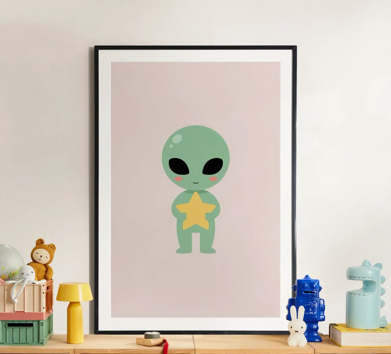 Simpático dibujo animado de un extraterrestre verde con una estrella amarilla en la mano poster de DesignDoodle