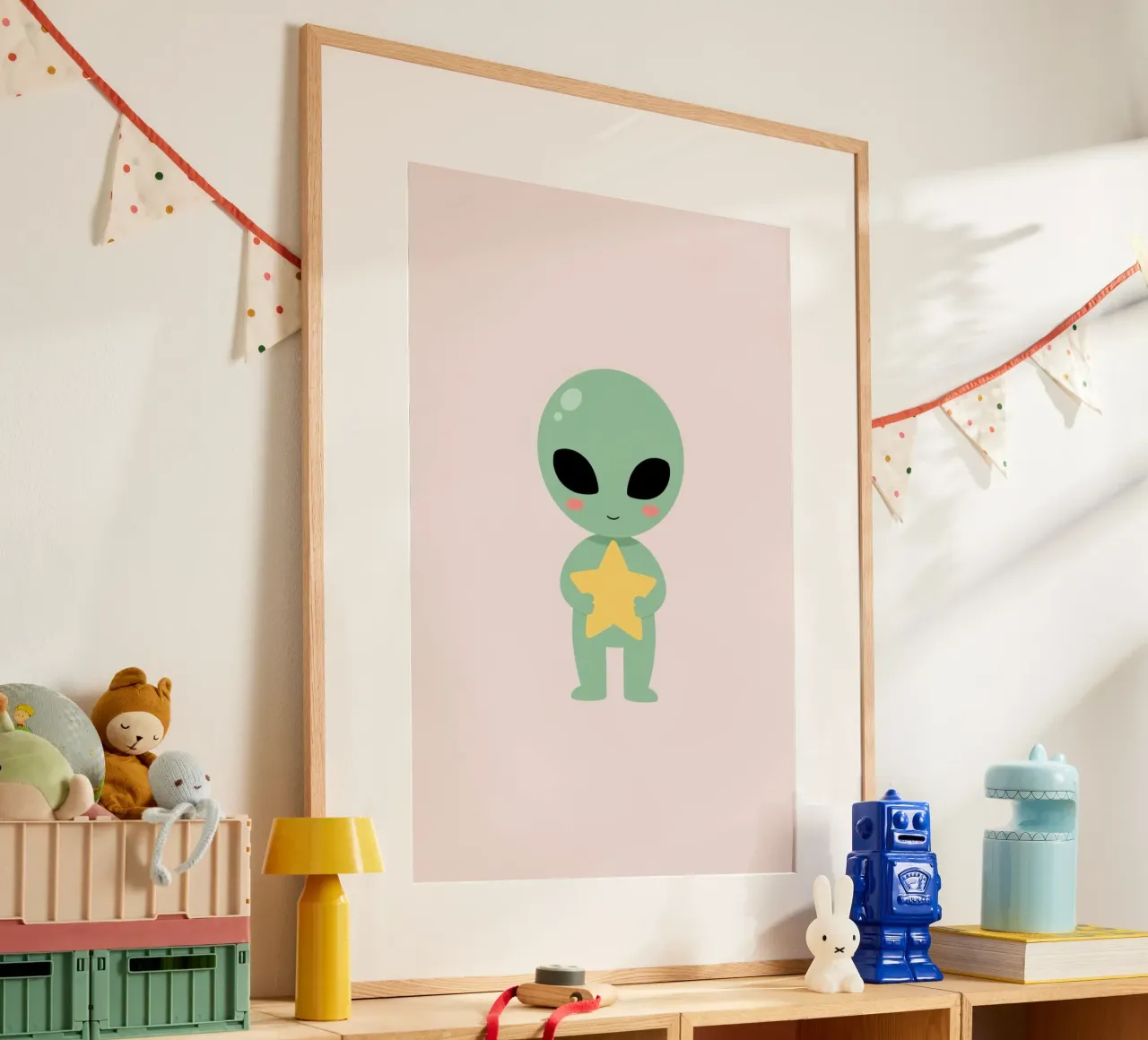 Simpático dibujo animado de un extraterrestre verde con una estrella amarilla en la mano poster de DesignDoodle