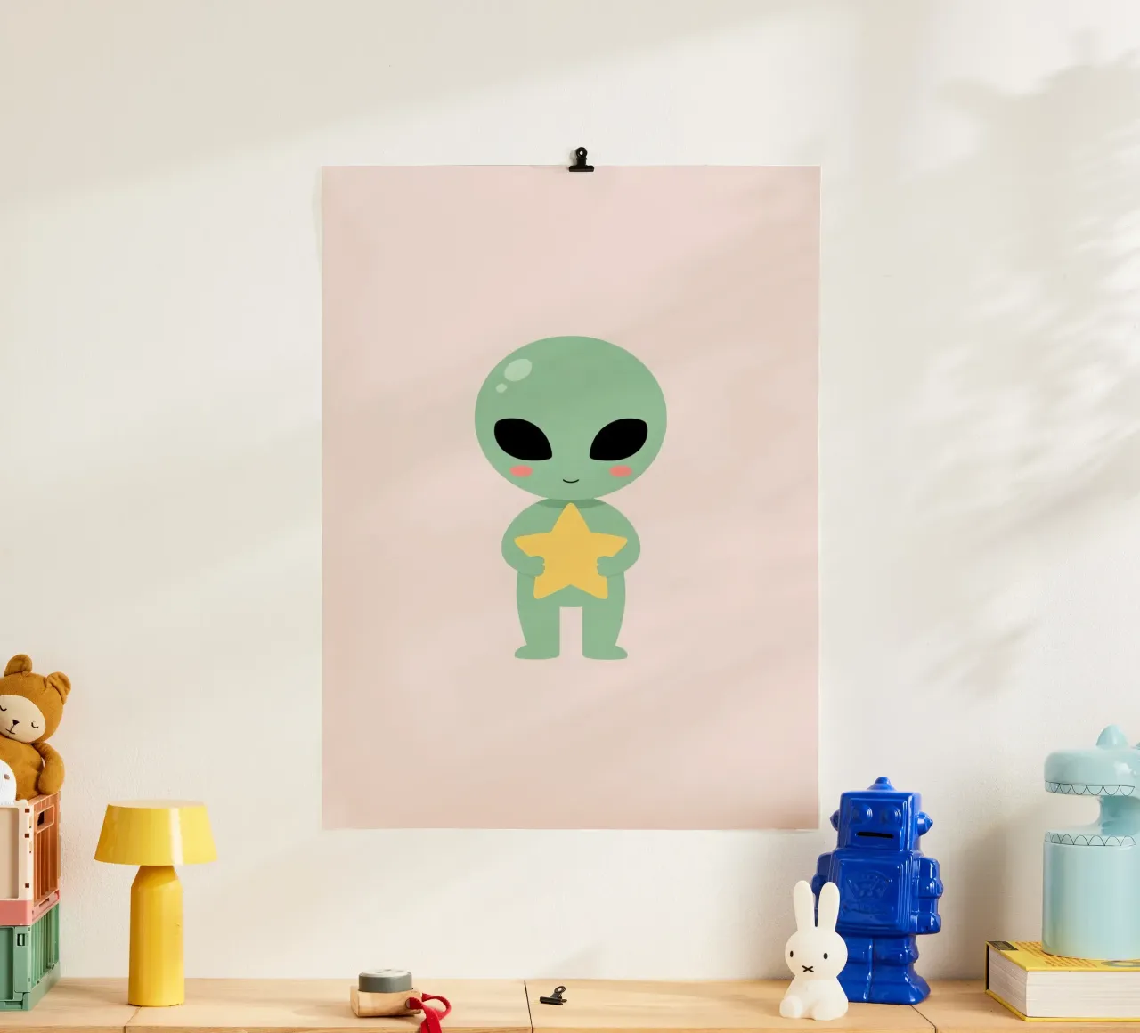 Carino Alieno verde del cartone animato felice che tiene la stella gialla poster da DesignDoodle