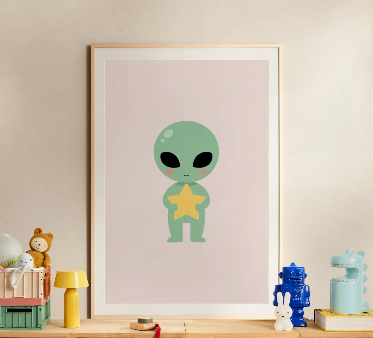 Simpático dibujo animado de un extraterrestre verde con una estrella amarilla en la mano poster de DesignDoodle