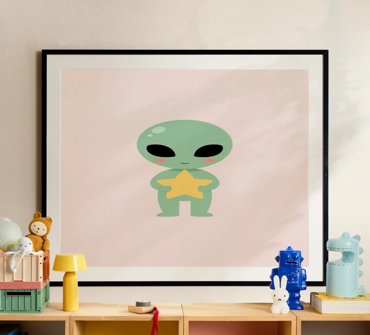 Simpático dibujo animado de un extraterrestre verde con una estrella amarilla en la mano poster de DesignDoodle