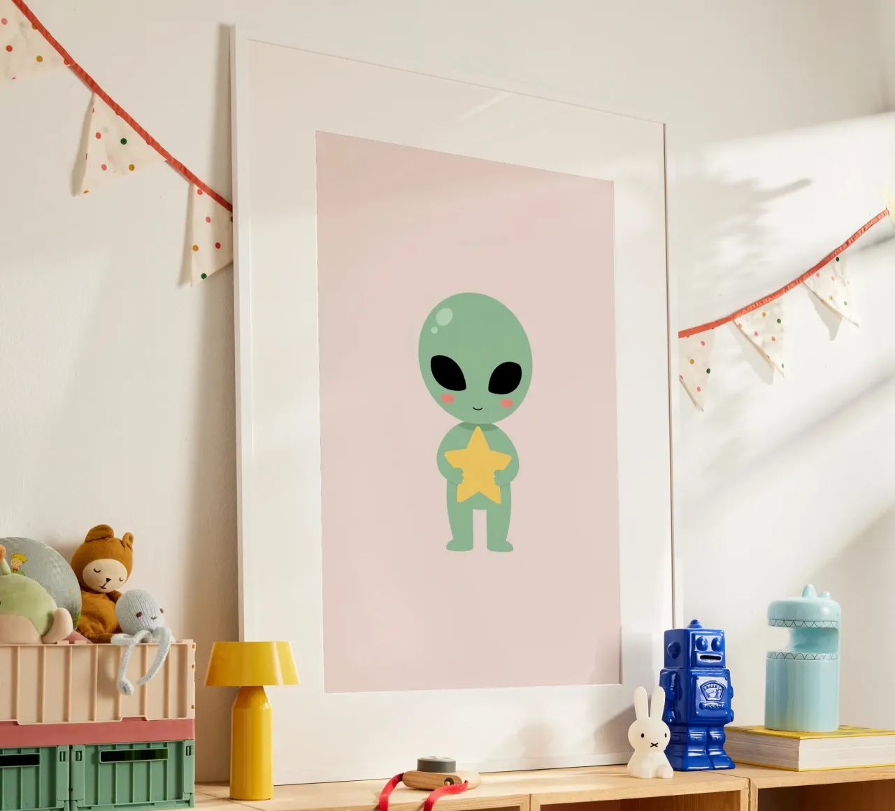 Simpático dibujo animado de un extraterrestre verde con una estrella amarilla en la mano poster de DesignDoodle