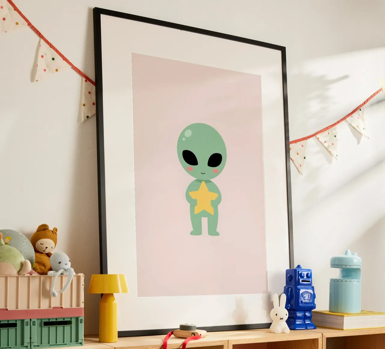 Simpático dibujo animado de un extraterrestre verde con una estrella amarilla en la mano poster de DesignDoodle
