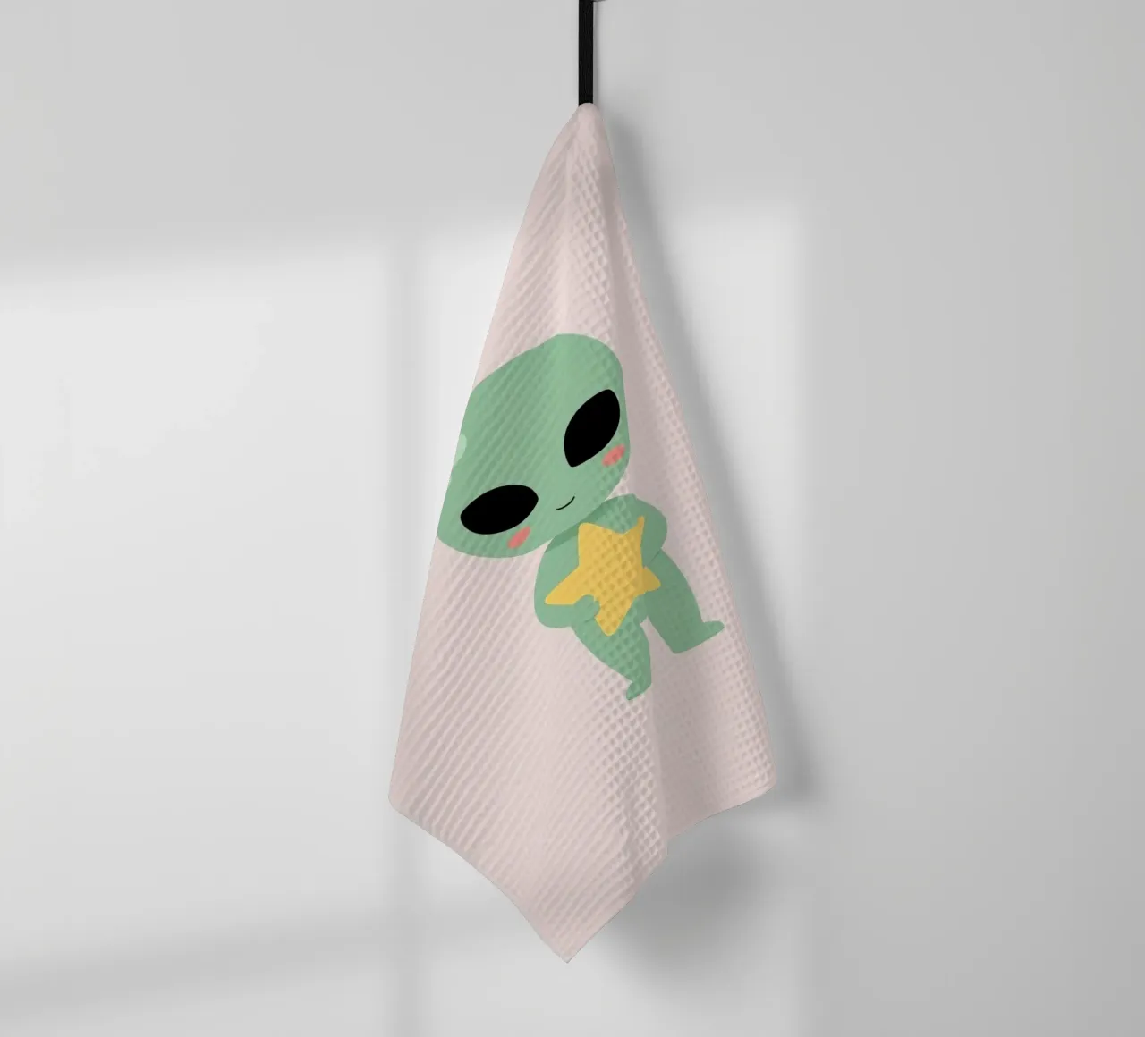 Mignon dessin animé Alien vert tenant une étoile jaune torchon de DesignDoodle