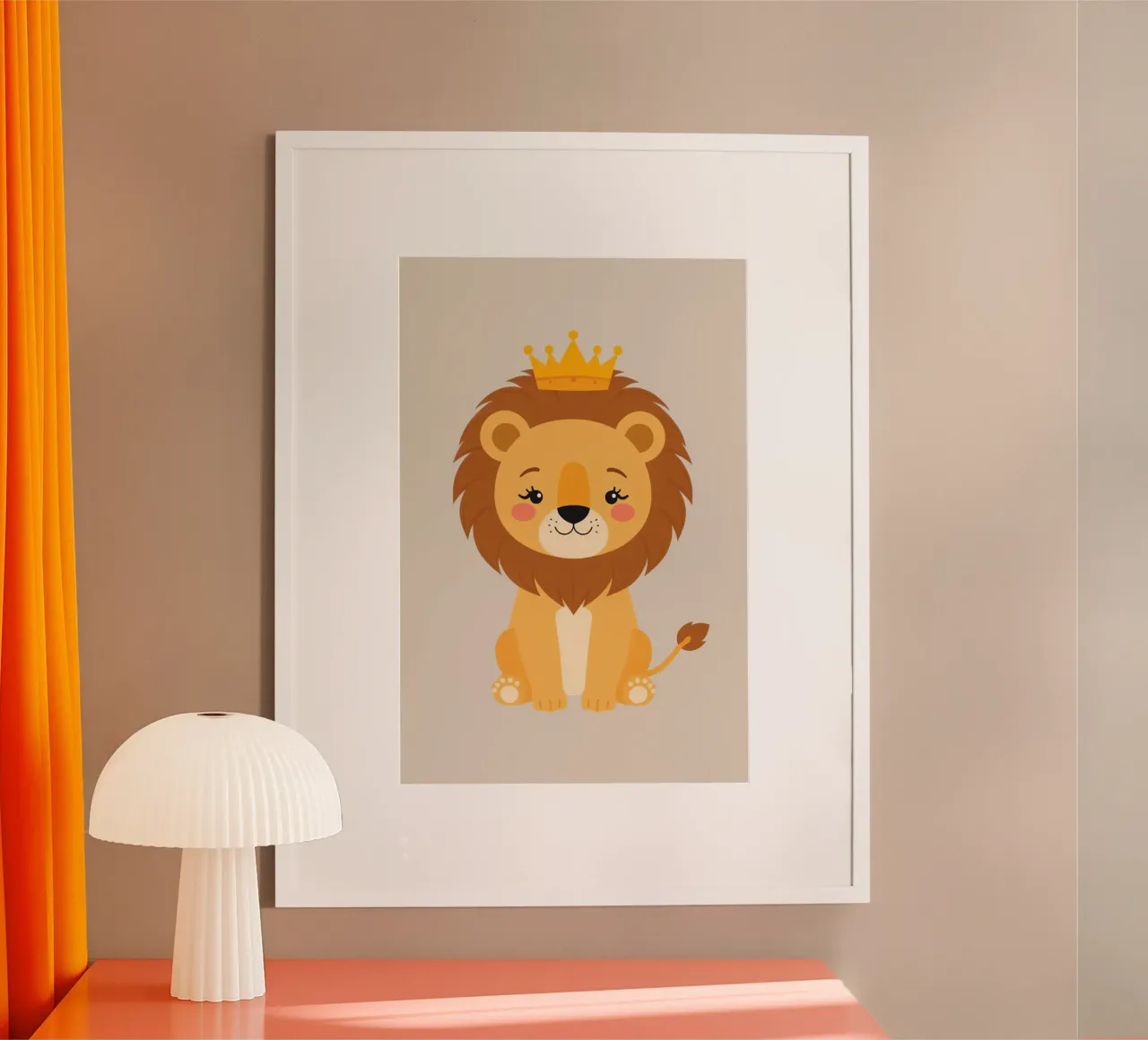 Carino il cucciolo di leone dei cartoni animati che indossa la corona d'oro poster con telaio in legno da DesignDoodle