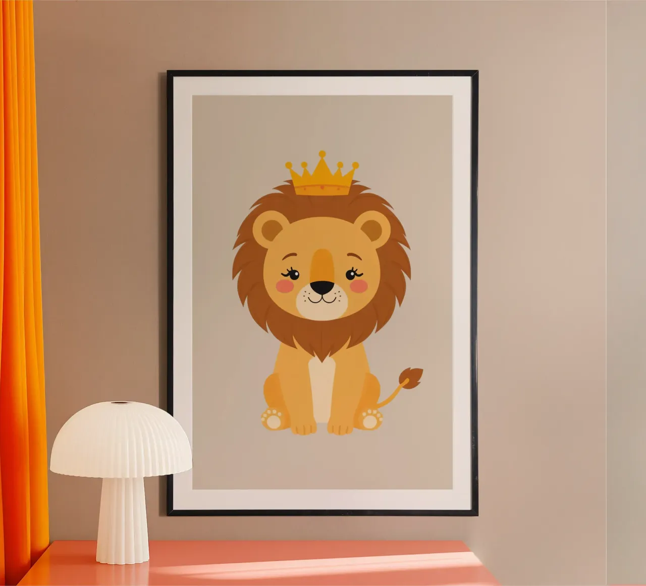 Carino il cucciolo di leone dei cartoni animati che indossa la corona d'oro poster con telaio in legno da DesignDoodle