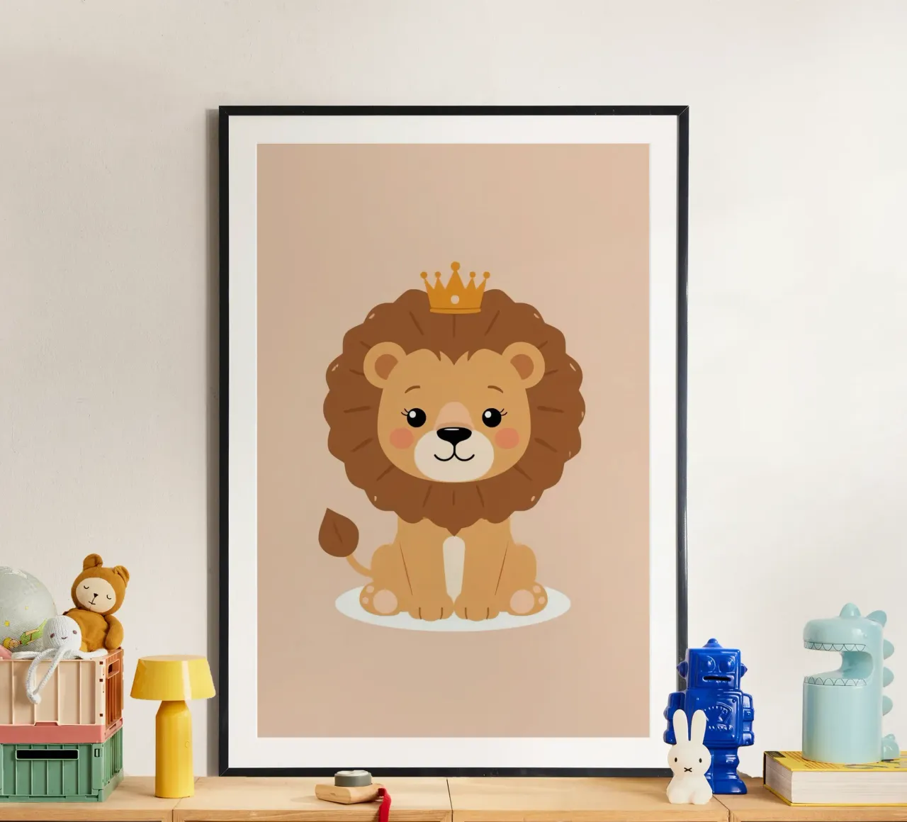 Lindo león de dibujos animados con corona sentado sobre fondo de melocotón poster de DesignDoodle
