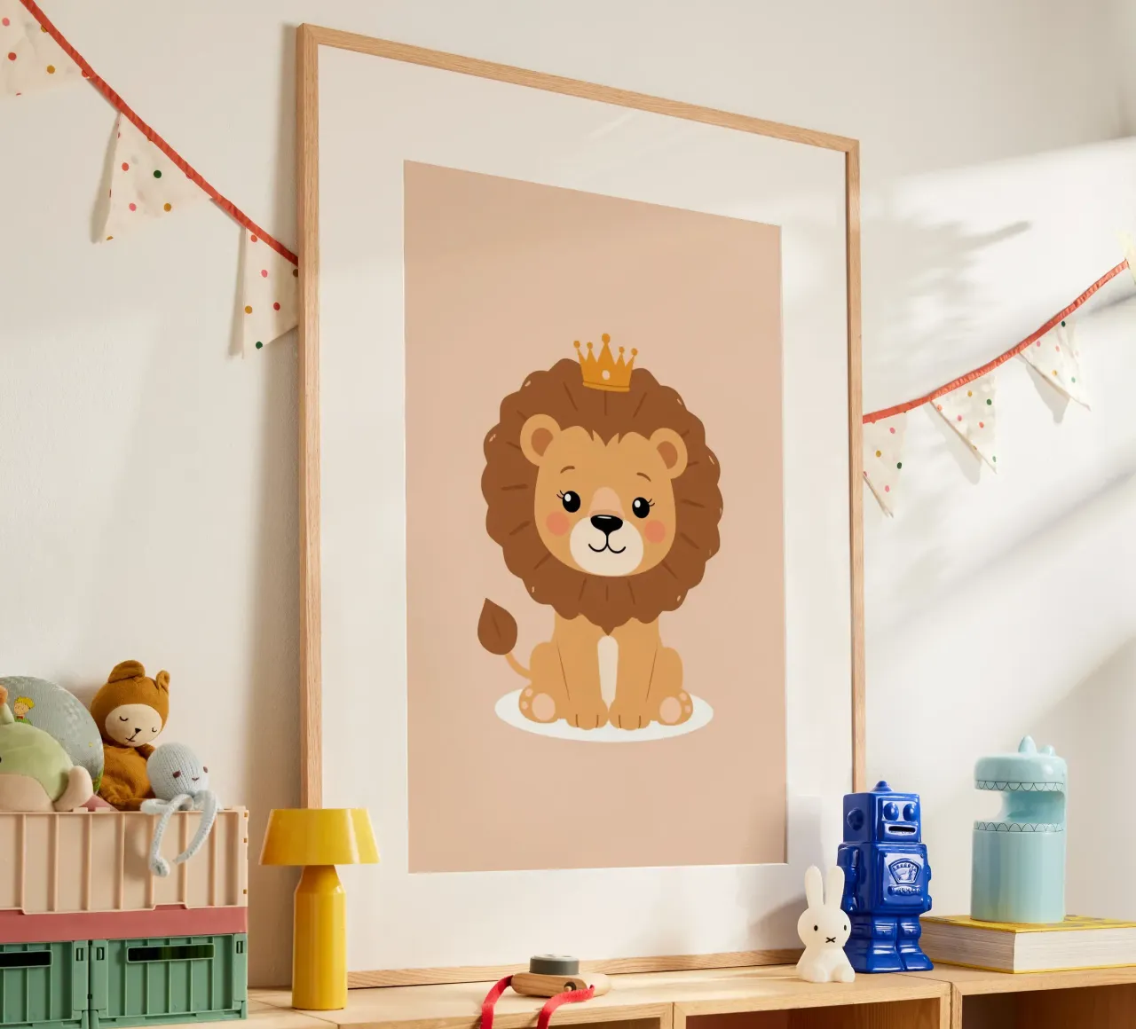 Lindo león de dibujos animados con corona sentado sobre fondo de melocotón poster de DesignDoodle
