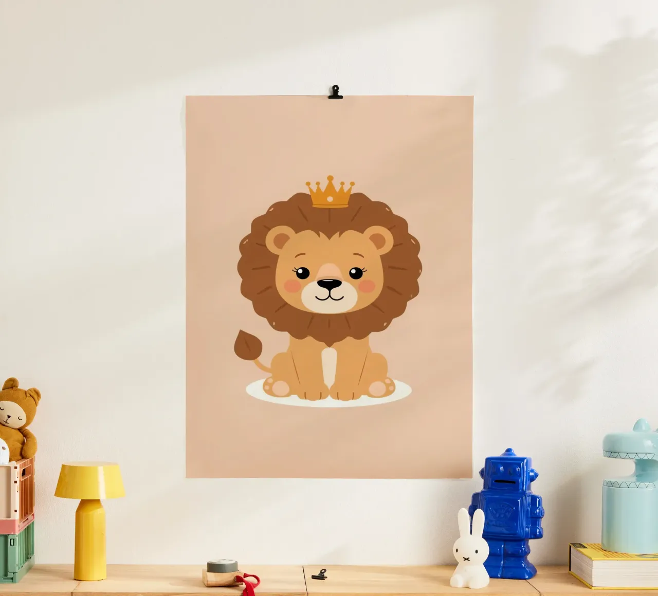 Lindo león de dibujos animados con corona sentado sobre fondo de melocotón poster de DesignDoodle