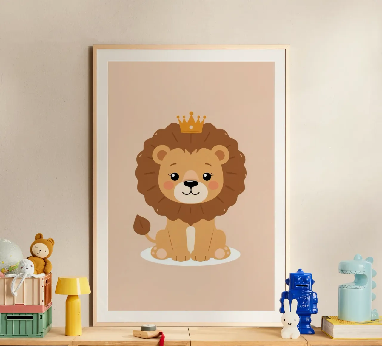 Lindo león de dibujos animados con corona sentado sobre fondo de melocotón poster de DesignDoodle