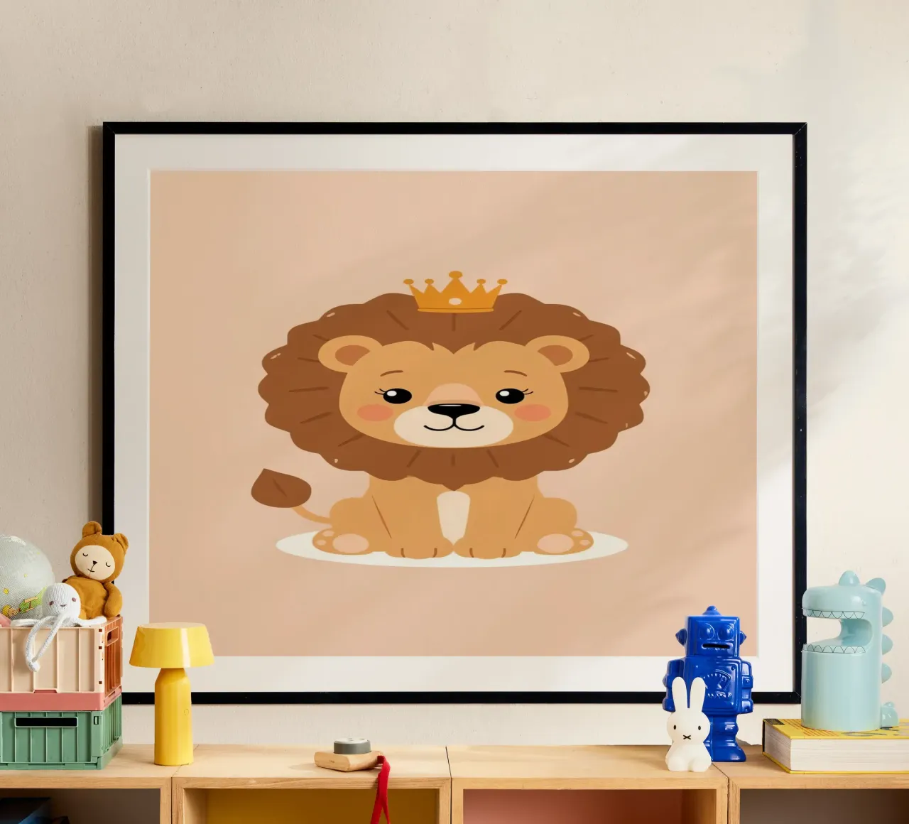 Lindo león de dibujos animados con corona sentado sobre fondo de melocotón poster de DesignDoodle