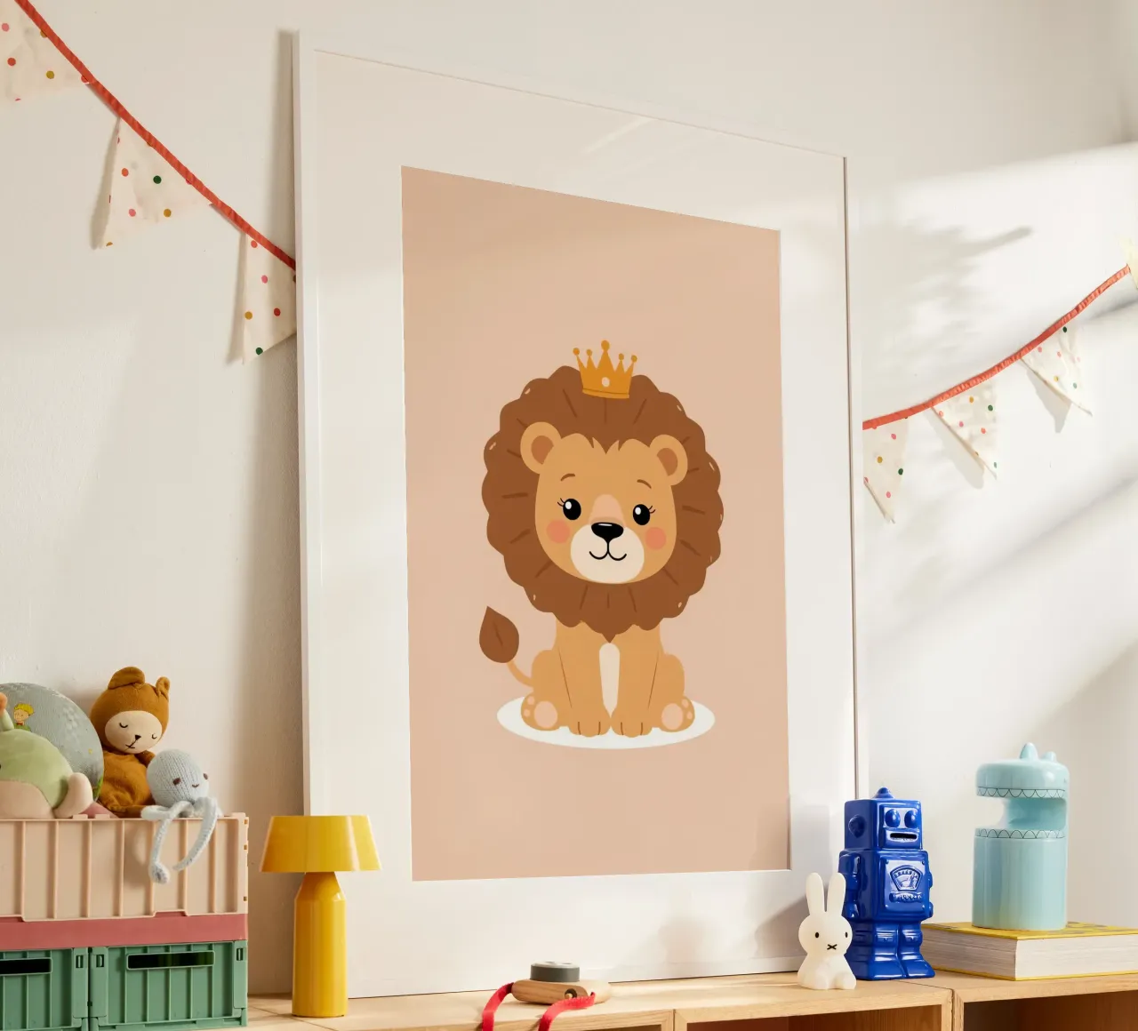 Lindo león de dibujos animados con corona sentado sobre fondo de melocotón poster de DesignDoodle