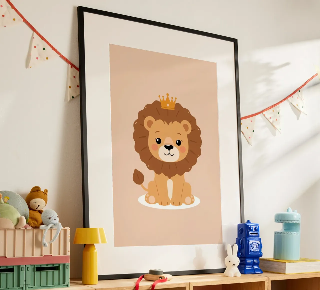 Lindo león de dibujos animados con corona sentado sobre fondo de melocotón poster de DesignDoodle