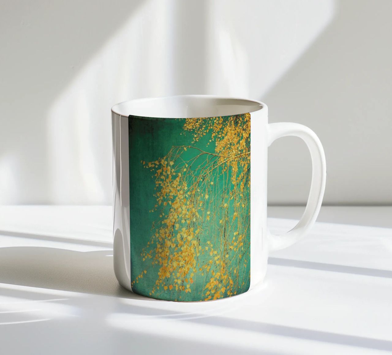 Bouleau - Chuchotements de jaune vert émeraude mug en céramique de Ingrid Beddoes