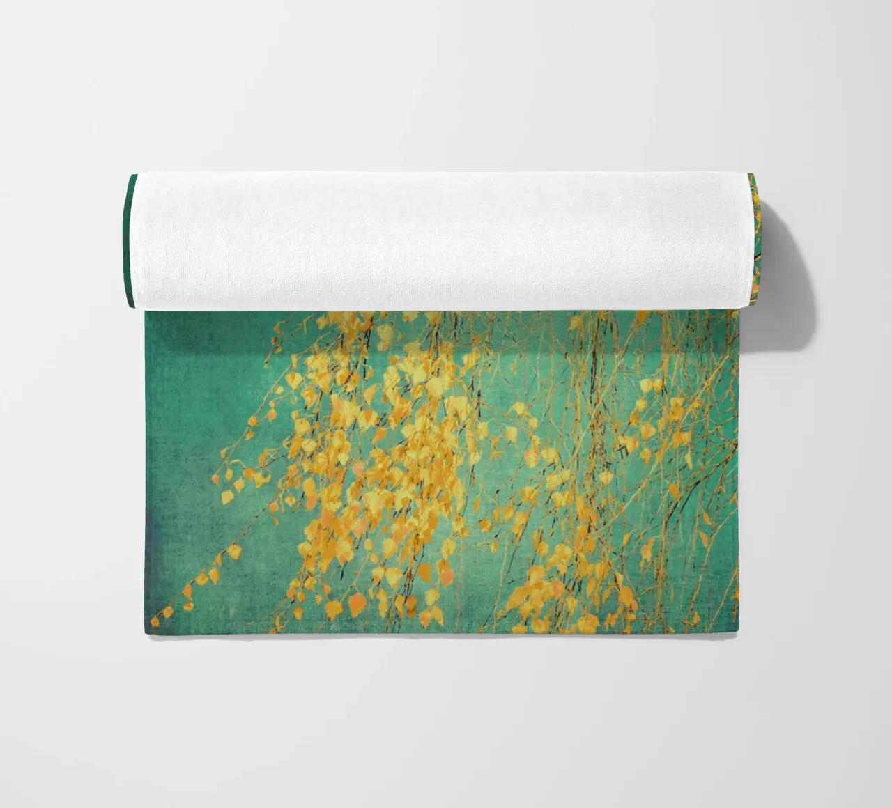 Bouleau - Chuchotements de jaune vert émeraude serviette de plage de Ingrid Beddoes