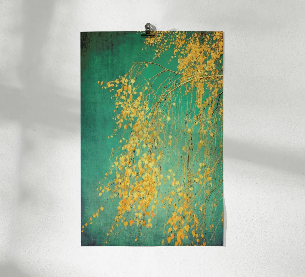 Betulla - Sussurri di giallo verde smeraldo poster da Ingrid Beddoes
