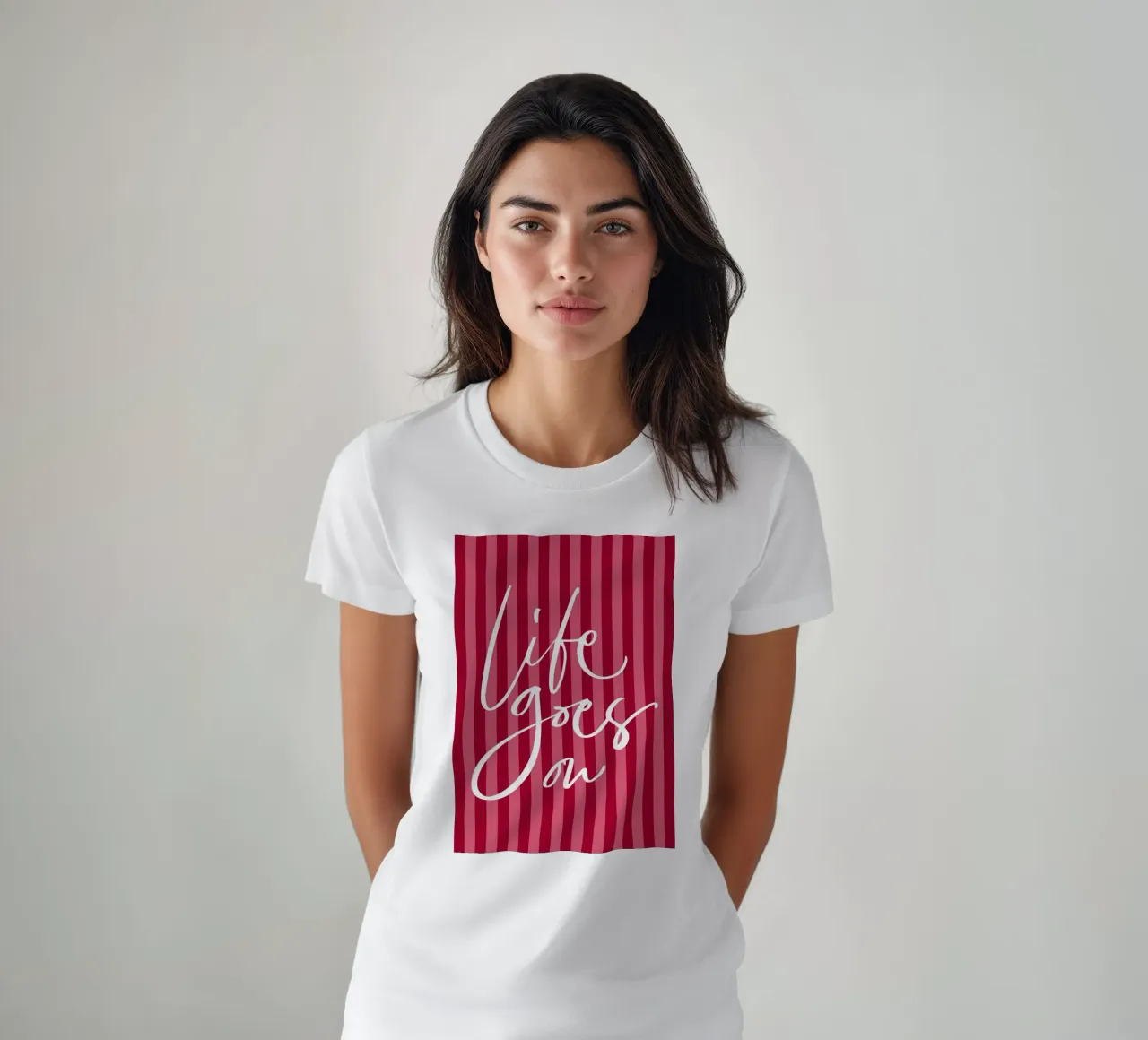 Citazione positiva con design a strisce rosa e rosse t-shirt da The Art Club