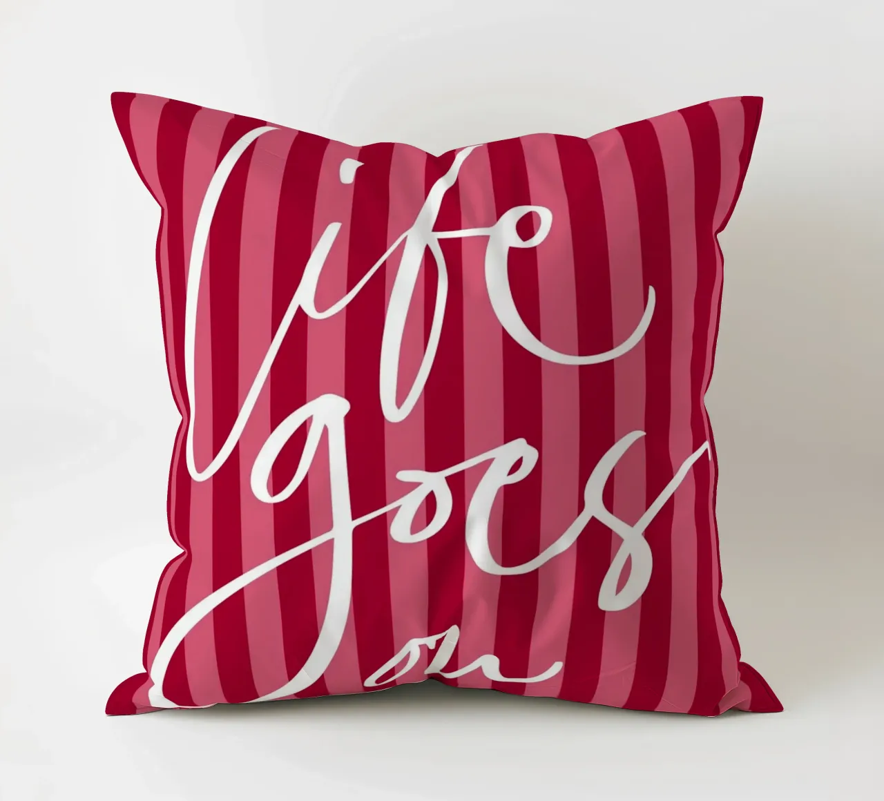 Citazione positiva con design a strisce rosa e rosse cuscino da The Art Club