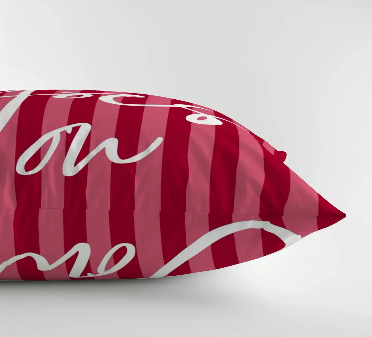 Citazione positiva con design a strisce rosa e rosse cuscino da The Art Club