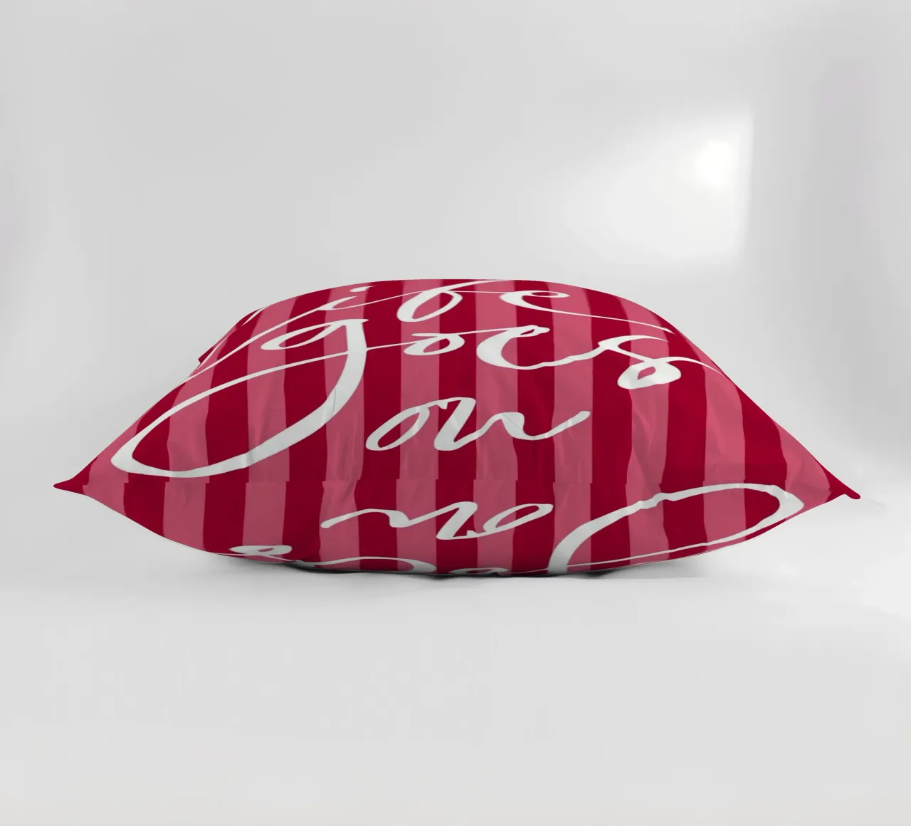 Citazione positiva con design a strisce rosa e rosse cuscino da The Art Club