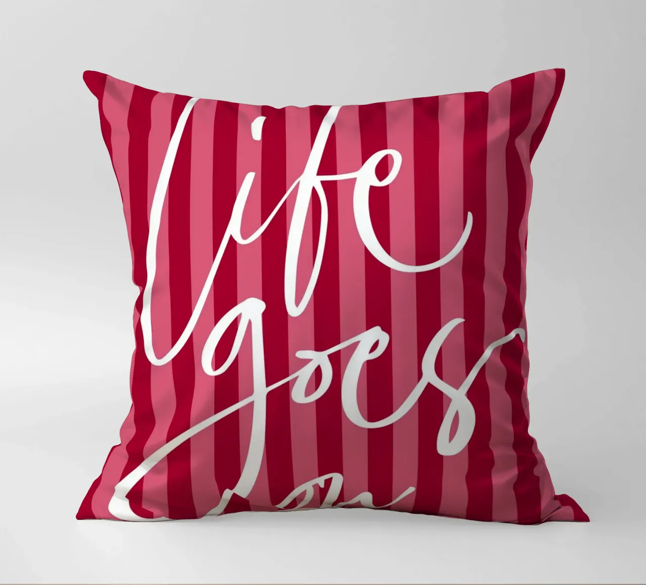 Citazione positiva con design a strisce rosa e rosse cuscino da The Art Club
