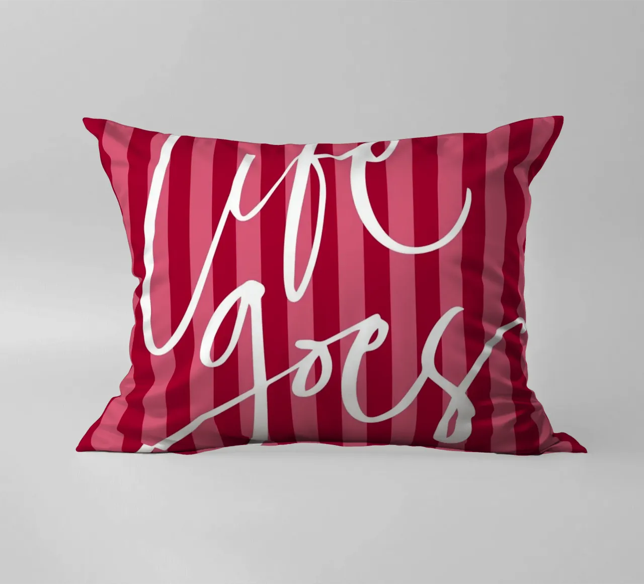 Citazione positiva con design a strisce rosa e rosse cuscino da The Art Club