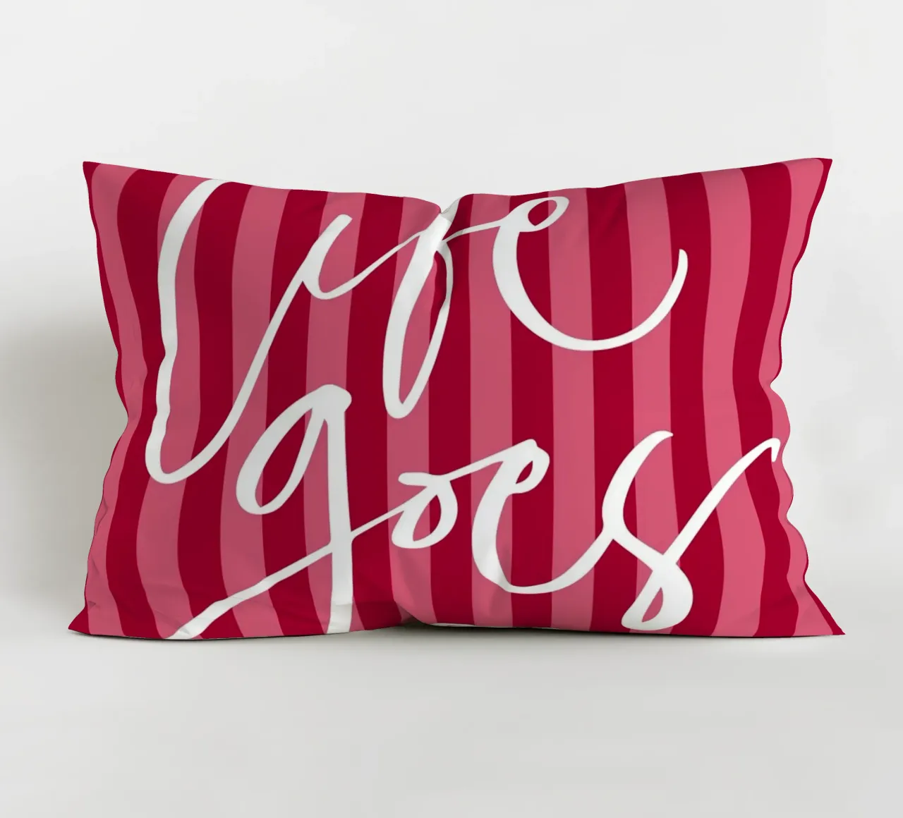 Citazione positiva con design a strisce rosa e rosse cuscino da The Art Club