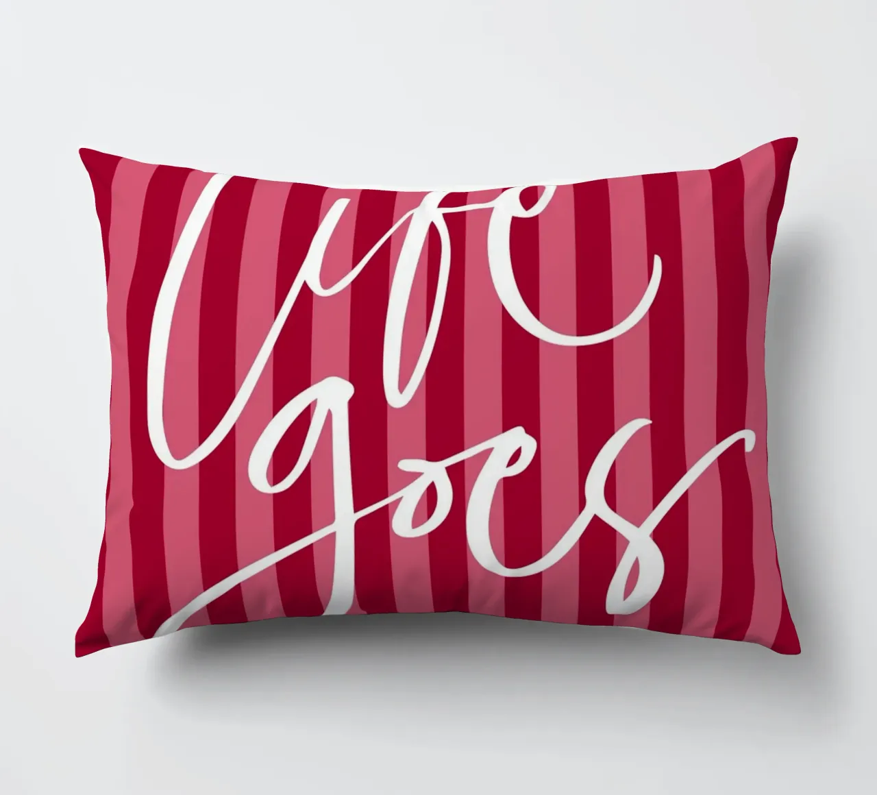 Citazione positiva con design a strisce rosa e rosse cuscino da The Art Club