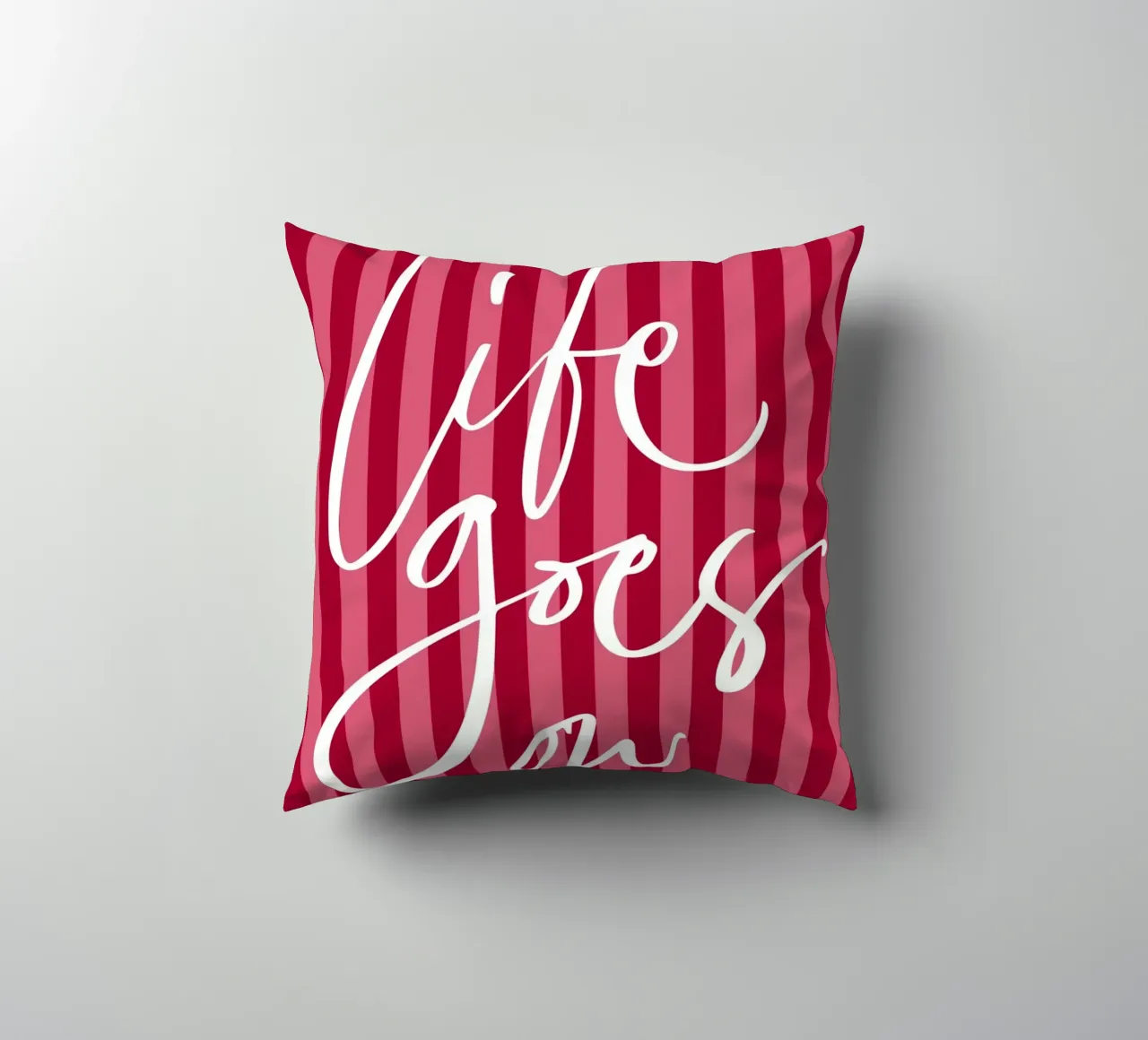 Citazione positiva con design a strisce rosa e rosse cuscino da The Art Club