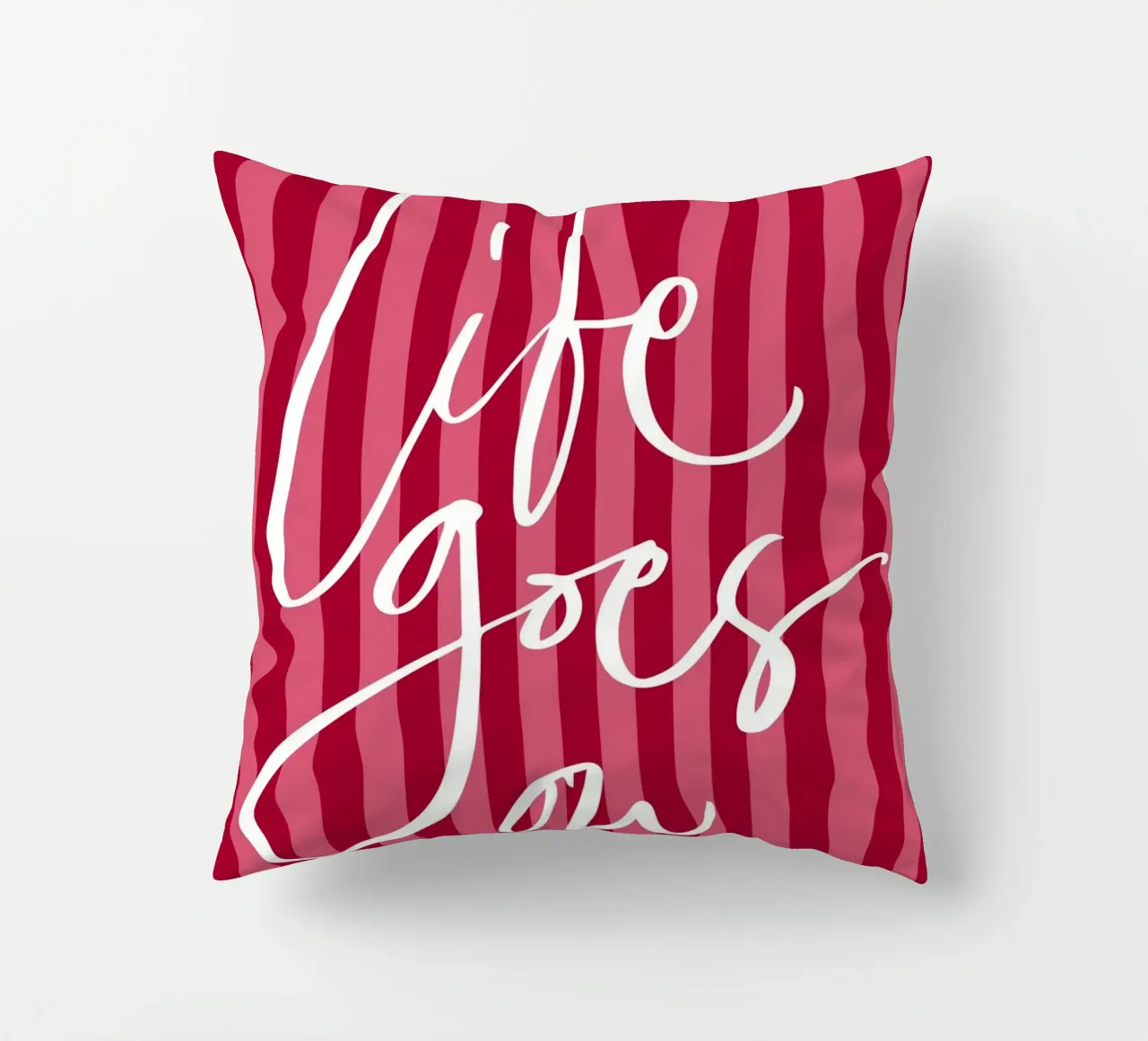 Citazione positiva con design a strisce rosa e rosse cuscino da The Art Club