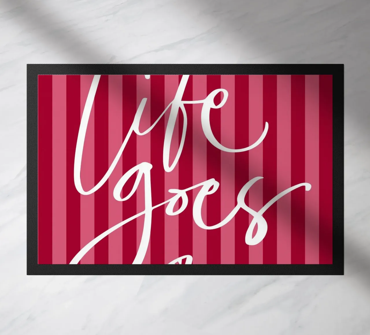 Citazione positiva con design a strisce rosa e rosse zerbino da The Art Club